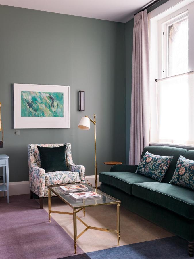 The Observatory Hotel Christchurch Luaran gambar A living room with a green sofa