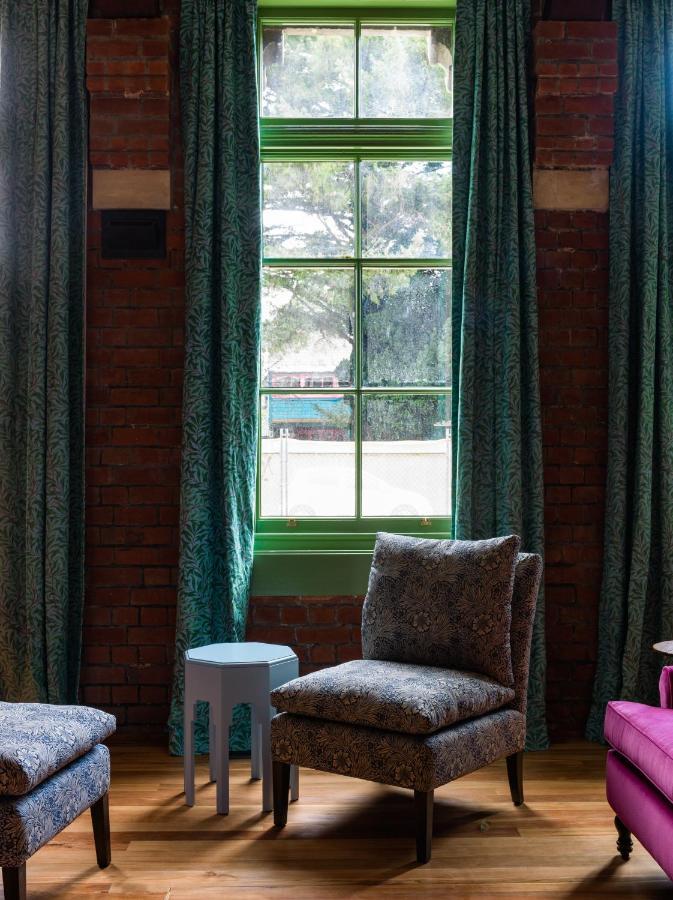 The Observatory Hotel Christchurch Luaran gambar Window in the living room
