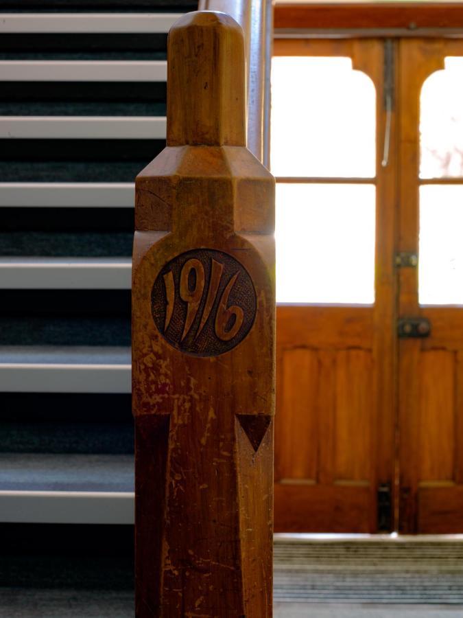The Observatory Hotel Christchurch Luaran gambar 1916 carved into a pillar