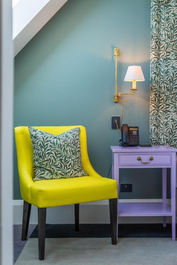 The Observatory Hotel Christchurch Luaran gambar A chair in a hotel room