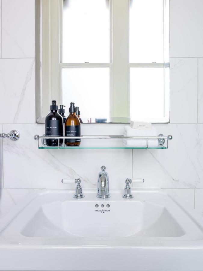 The Observatory Hotel Christchurch Luaran gambar A glass shelf