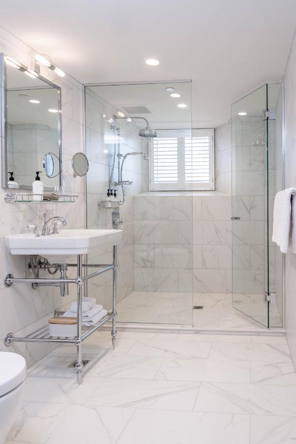 The Observatory Hotel Christchurch Luaran gambar A shower with a sliding door