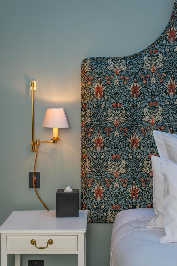 The Observatory Hotel Christchurch Luaran gambar Curtain in the bedroom of a suite at the Hotel Axelmannstein