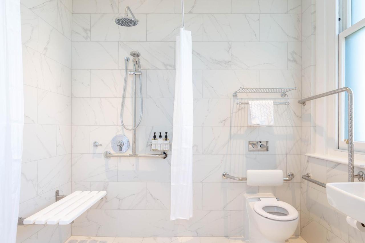 The Observatory Hotel Christchurch Luaran gambar A shower curtain