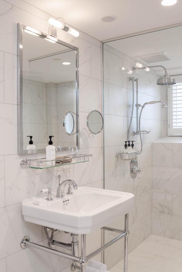 The Observatory Hotel Christchurch Luaran gambar A shower with a fixed shower head and a handheld shower head