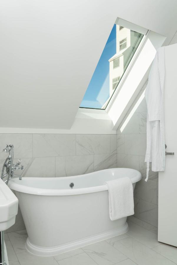 The Observatory Hotel Christchurch Luaran gambar A fixed skylight in a bathroom